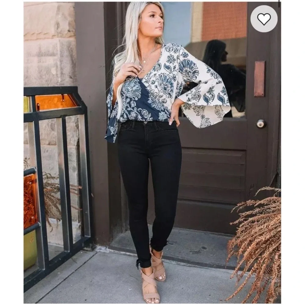 Willow & Root Juniors Medium Two Tone Long Belle Sleeve Floral Top Blue White - Picture 2 of 9
